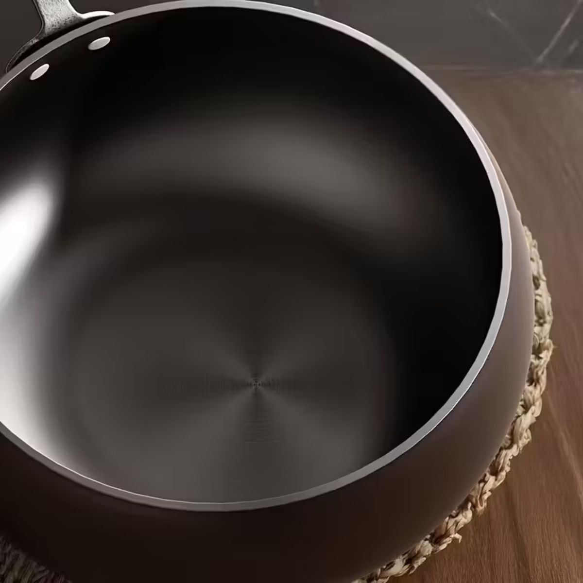 Deep Round Uncoated Iron Wok with Wooden Handle(28cm)