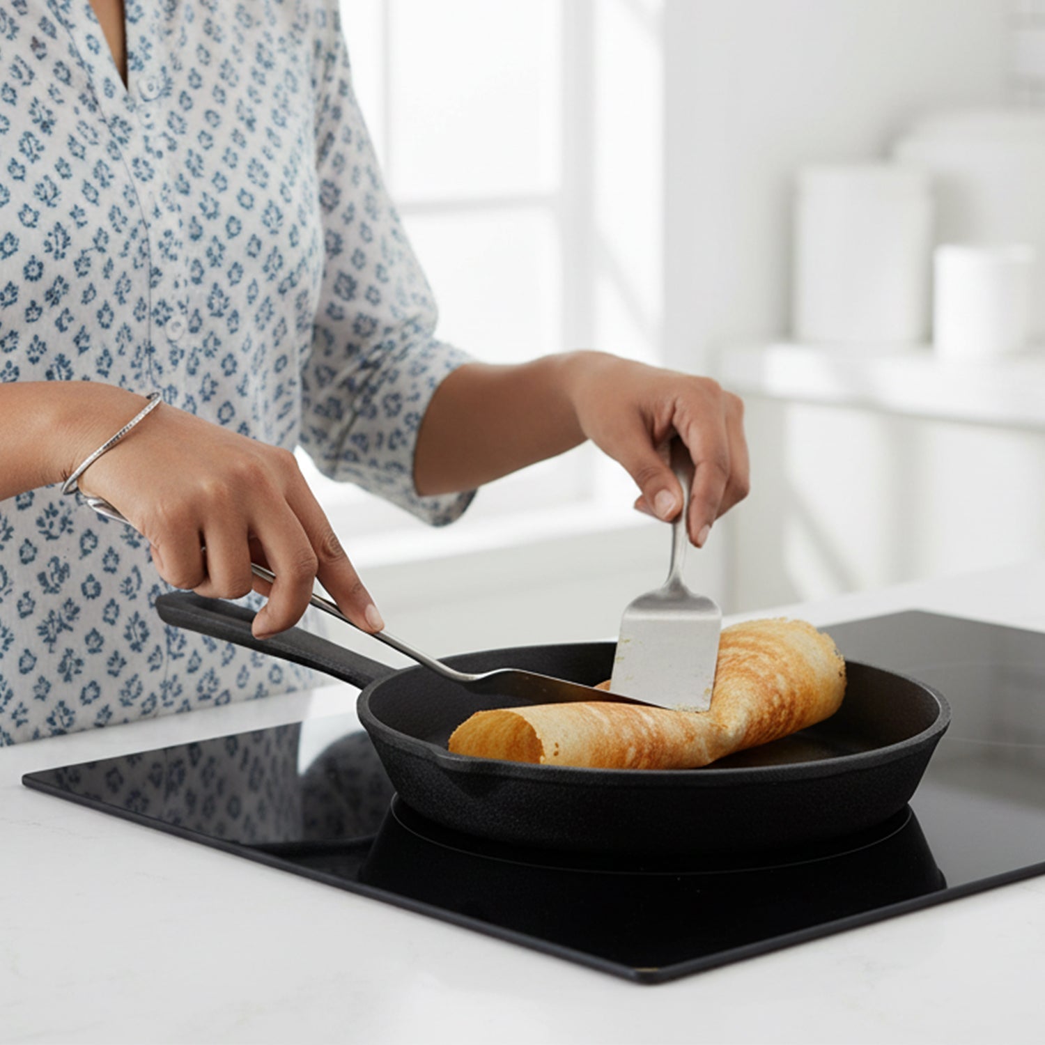 Multi Cooktop Cast Iron Flat Skillet Pan with Silicone Grip(20cm)